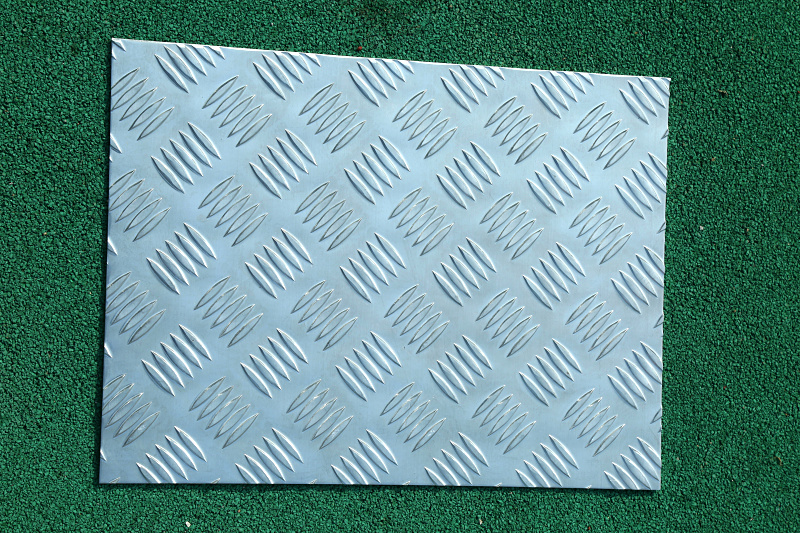 五条筋花纹铝板